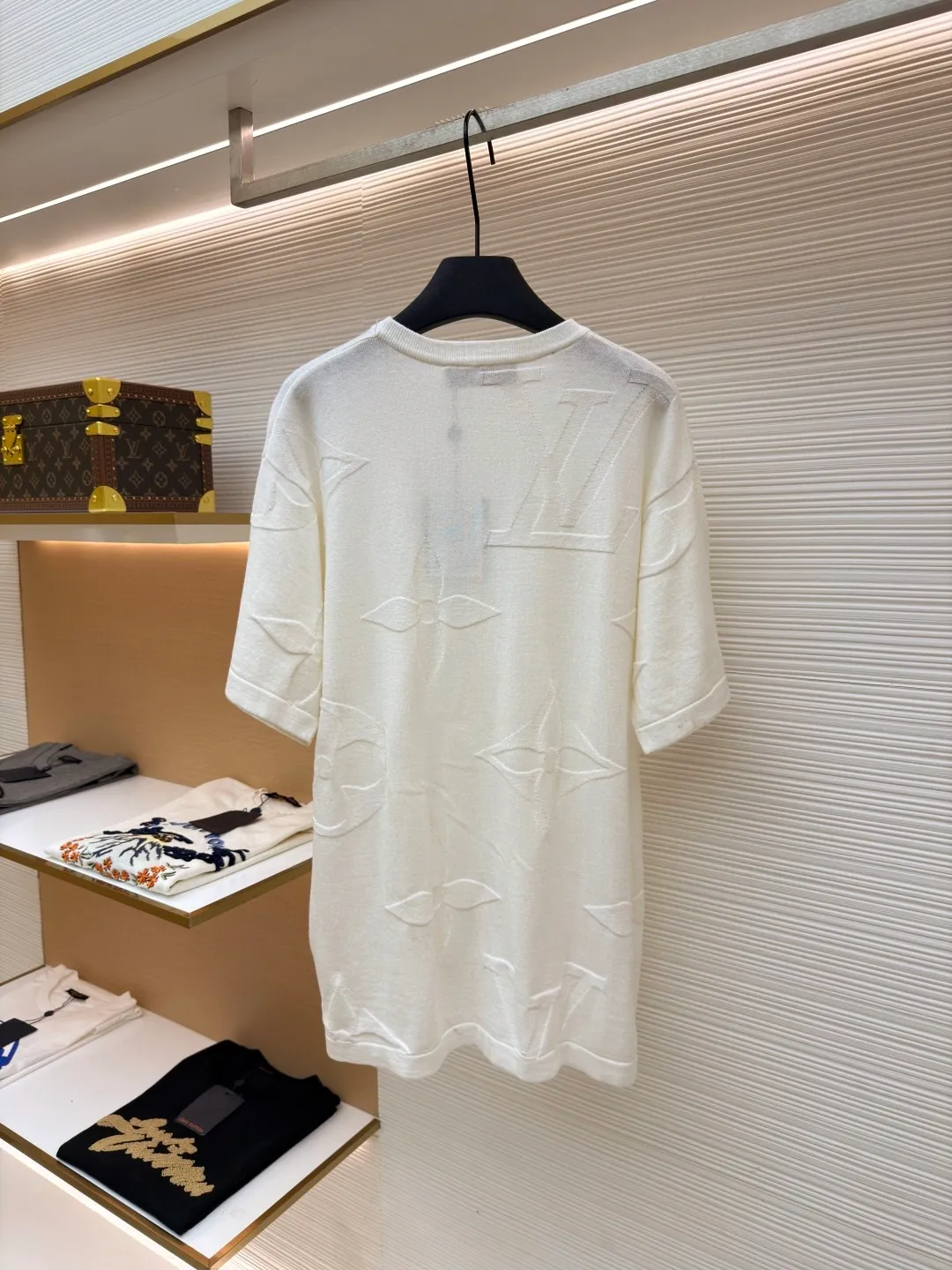 LOUIS VUITTON Four-leaf clover woolen short-sleeve ●Original version: 11000 purchased and developed ●Item number: 1681110-A55 ●Fabric: combed cotton fabric ●Technology: woolen fabric ●Version: fitted version ●Weight: about 240 grams ●Size: XS-S-M-L ●Description: The wool material is made of 40s double-ply 100% combed cotton yarn, and the machine uses 14 needles and 2 yarns to weave the piece. A single piece takes 160 minutes per piece, 20 minutes for plate sewing, manual quality inspection, and specific three-standard washing. The overall wiring is straight and delicate, the fabric is comfortable and soft, and the color is consistent without color difference. It can be matched with the same style to create a fashionable look and control various occasions. Customized accessories, complete with three standards, same style for men and women!